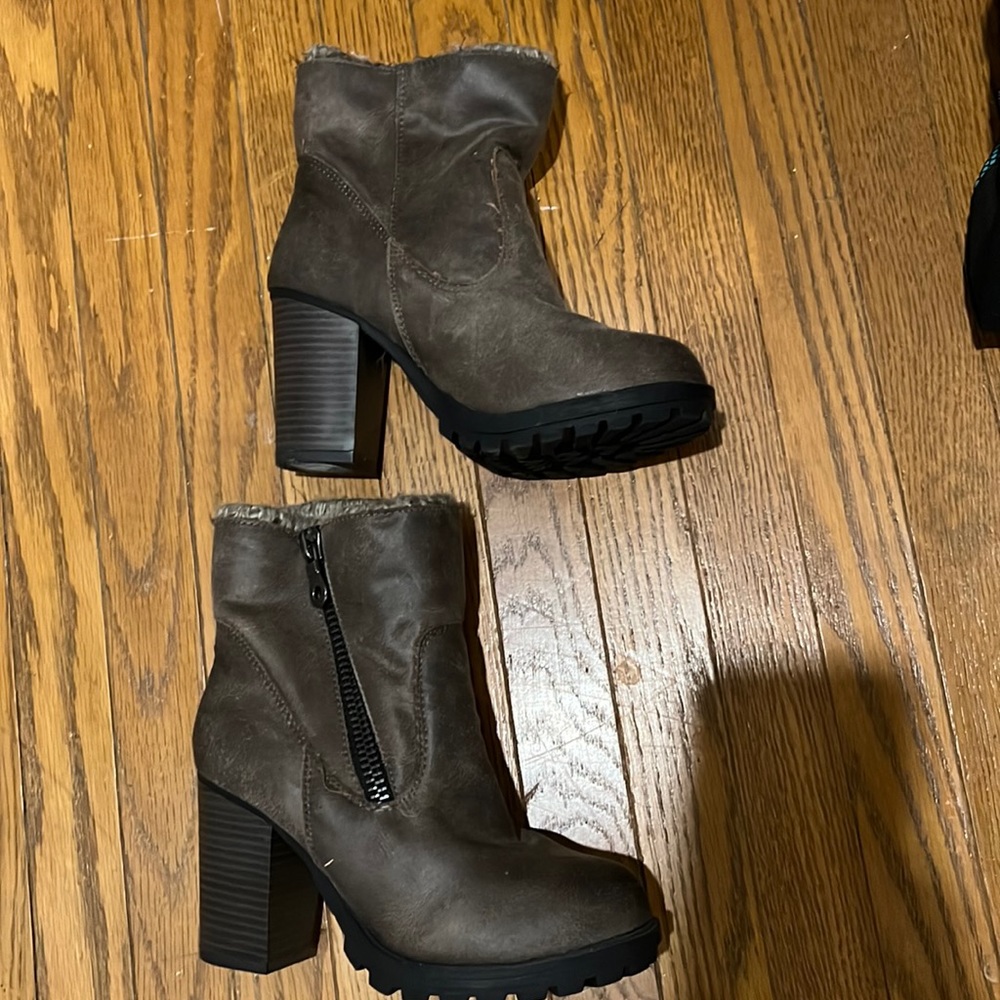 Brand NEW heeled brown boots size 7